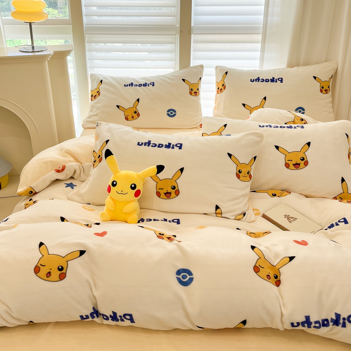 91家纺网 家纺一手货源 找家纺 金爱家 2025新品大版卡通平网数码印花加厚高克重牛奶绒皮卡丘系列四件套 绒小版-搞怪皮卡丘