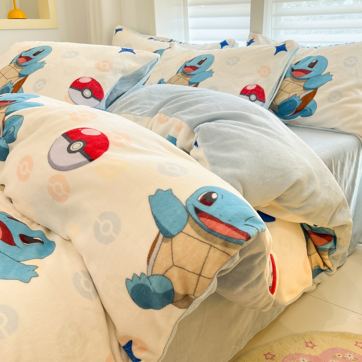 91家纺网 家纺一手货源 找家纺 金爱家 2025新品大版卡通平网数码印花加厚高克重牛奶绒皮卡丘系列四件套 绒小版-欢乐杰尼龟