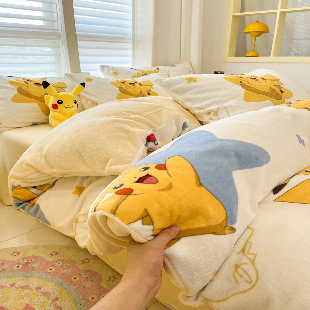 91家纺网 家纺一手货源 找家纺 金爱家 2025新品大版卡通平网数码印花加厚高克重牛奶绒皮卡丘系列四件套 绒小版-星星皮卡丘