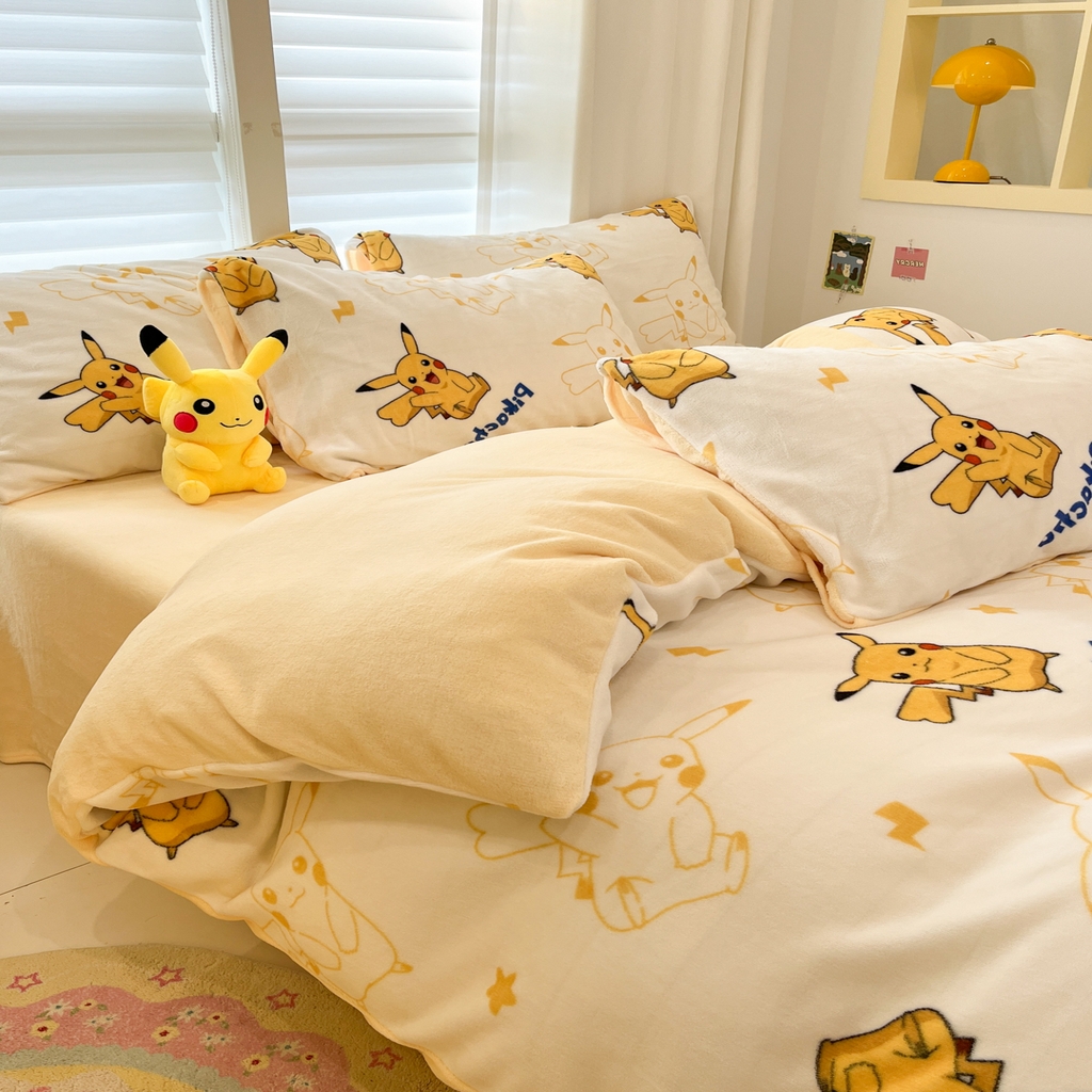 91家纺网 家纺一手货源 找家纺 金爱家 2025新品大版卡通平网数码印花加厚高克重牛奶绒皮卡丘系列四件套 绒小版-多彩皮卡丘