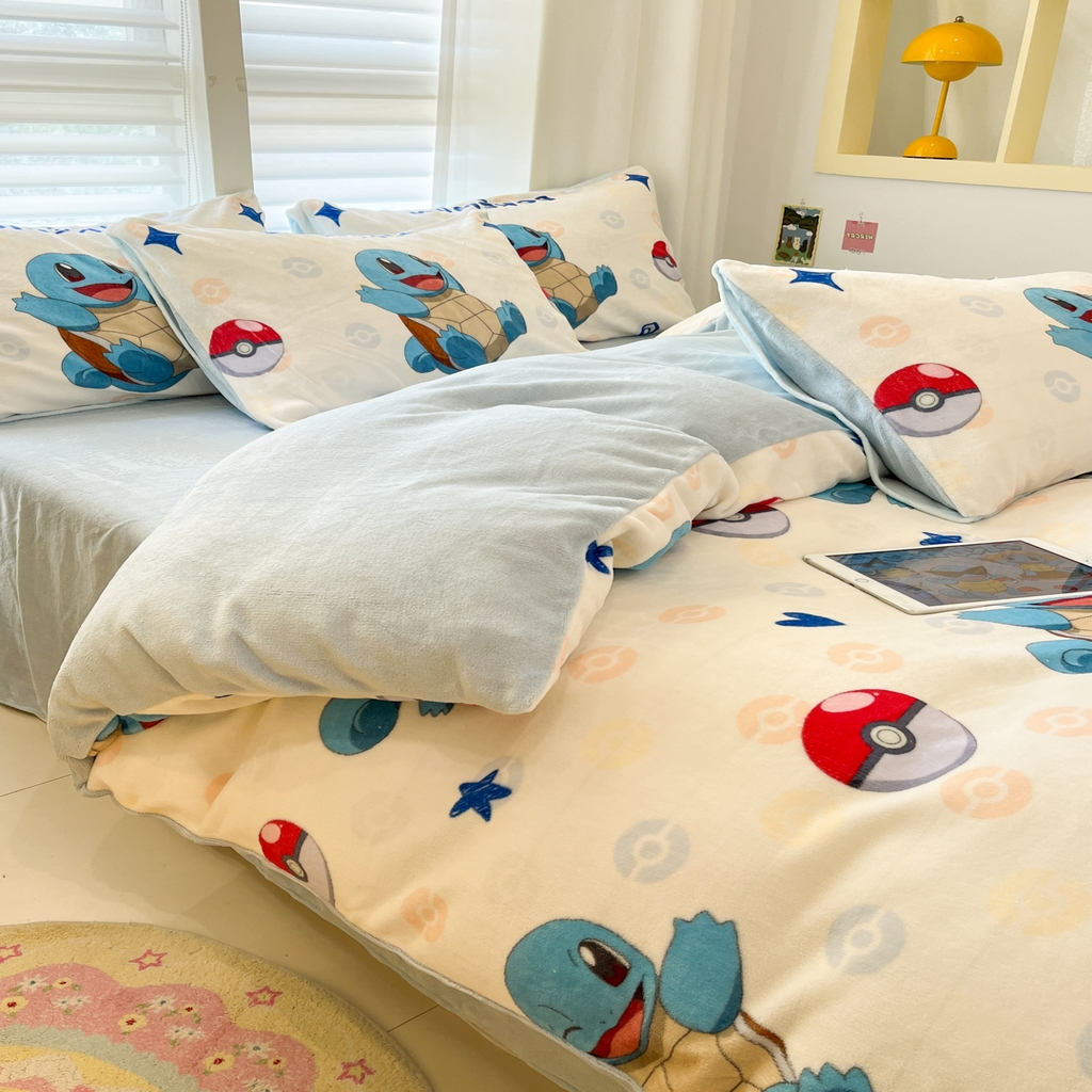 91家纺网 家纺一手货源 找家纺 金爱家 2025新品大版卡通平网数码印花加厚高克重牛奶绒皮卡丘系列四件套 绒小版-欢乐杰尼龟