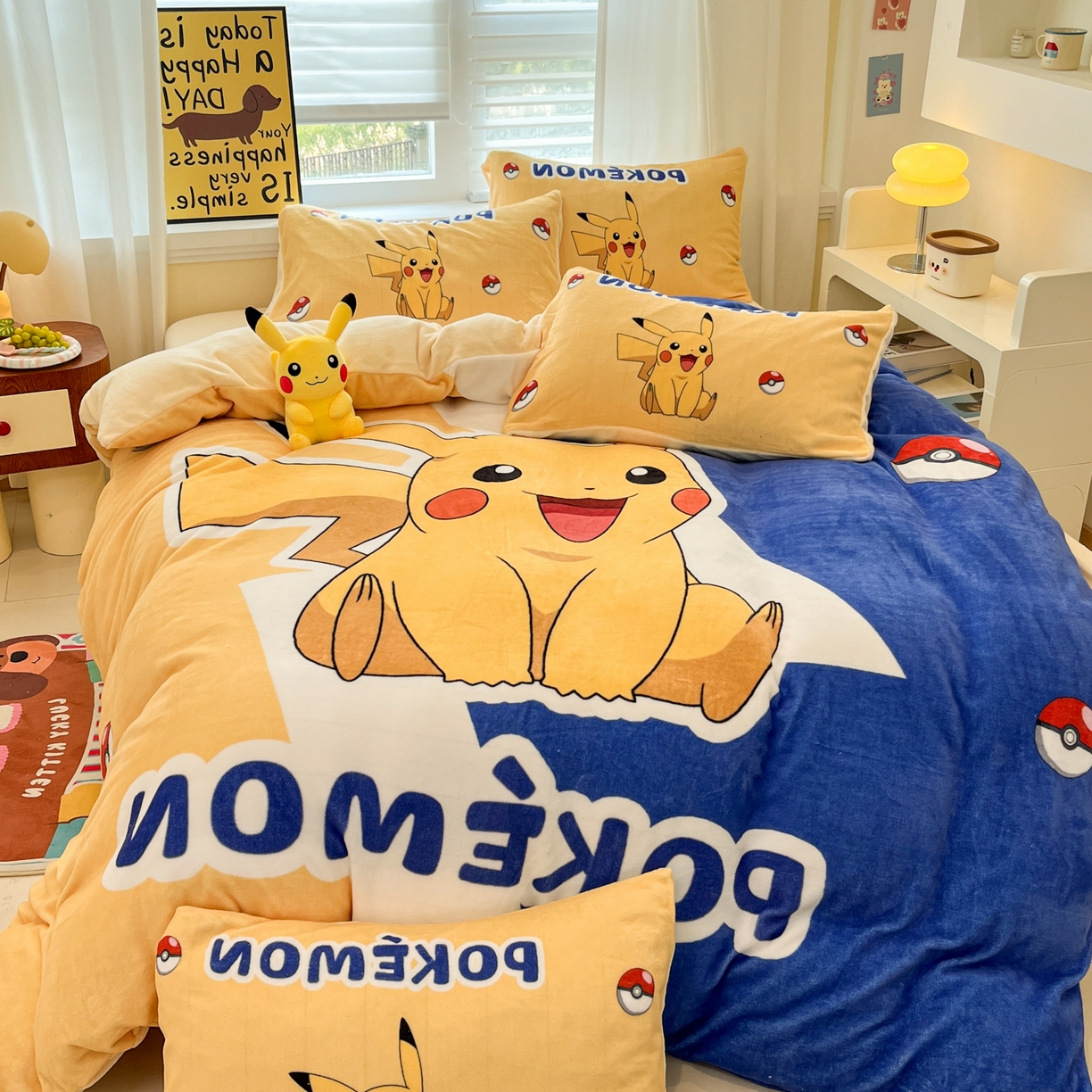91家纺网 家纺一手货源 找家纺 金爱家 2025新品大版卡通平网数码印花加厚高克重牛奶绒皮卡丘系列四件套 绒大阪套件-俏皮皮卡丘