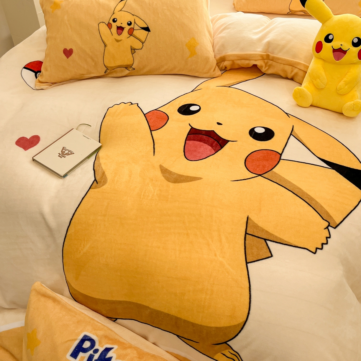 91家纺网 家纺一手货源 找家纺 金爱家 2025新品大版卡通平网数码印花加厚高克重牛奶绒皮卡丘系列四件套 绒大阪套件-爱心皮卡丘