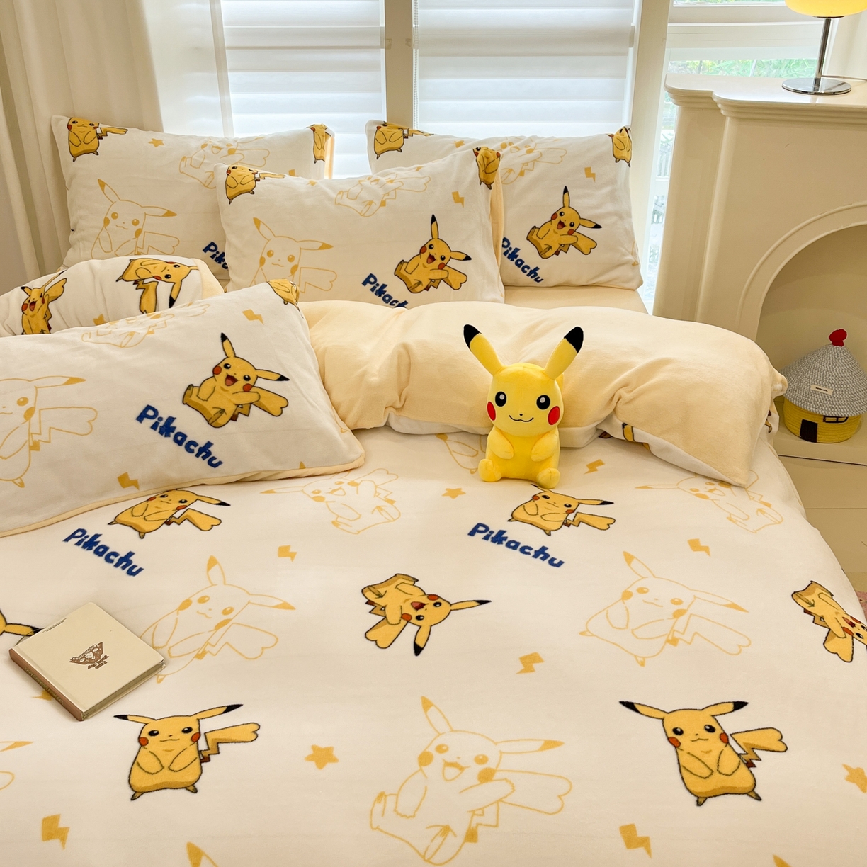 91家纺网 家纺一手货源 找家纺 金爱家 2025新品大版卡通平网数码印花加厚高克重牛奶绒皮卡丘系列四件套 绒小版-多彩皮卡丘