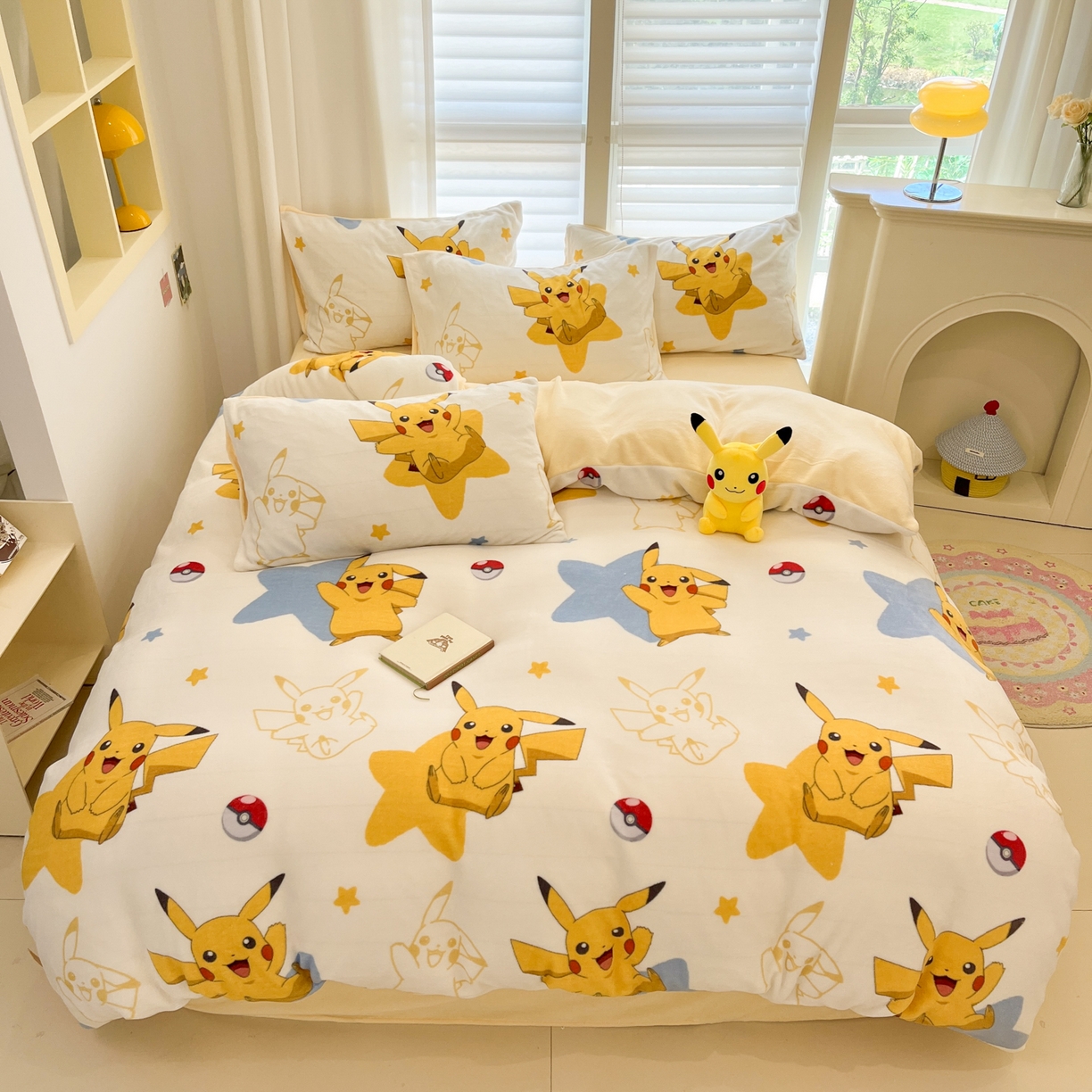 91家纺网 家纺一手货源 找家纺 金爱家 2025新品大版卡通平网数码印花加厚高克重牛奶绒皮卡丘系列四件套 绒小版-星星皮卡丘