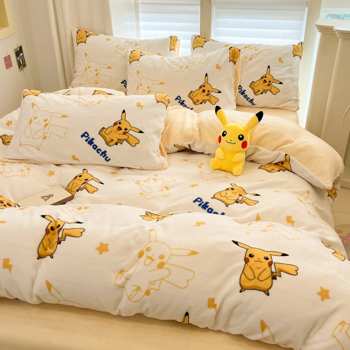 91家纺网 家纺一手货源 找家纺 金爱家 2025新品大版卡通平网数码印花加厚高克重牛奶绒皮卡丘系列四件套 绒小版-多彩皮卡丘