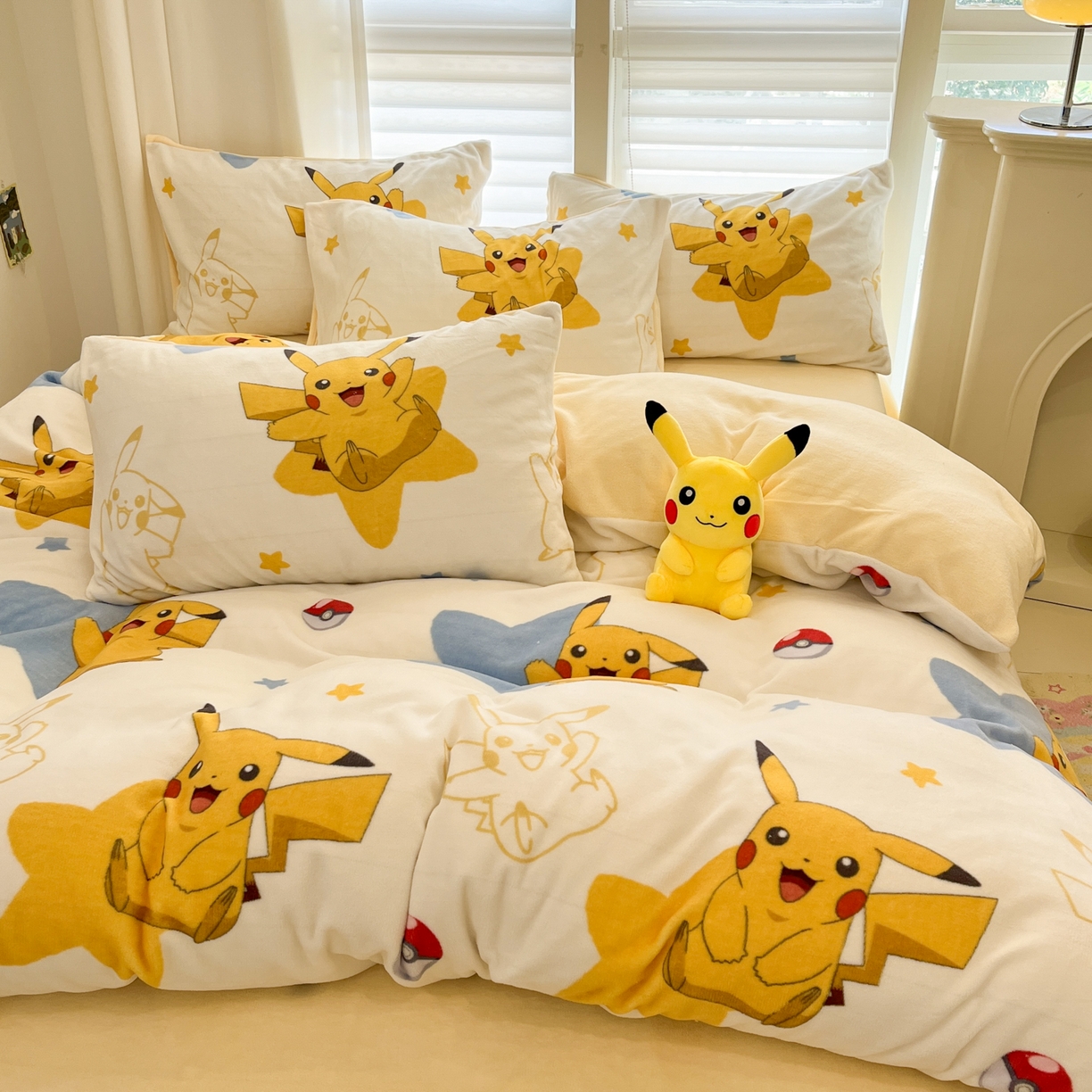 91家纺网 家纺一手货源 找家纺 金爱家 2025新品大版卡通平网数码印花加厚高克重牛奶绒皮卡丘系列四件套 绒小版-星星皮卡丘
