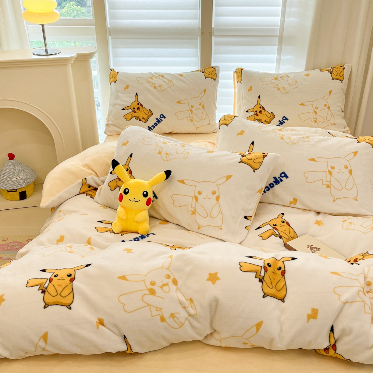 91家纺网 家纺一手货源 找家纺 金爱家 2025新品大版卡通平网数码印花加厚高克重牛奶绒皮卡丘系列四件套 绒小版-多彩皮卡丘