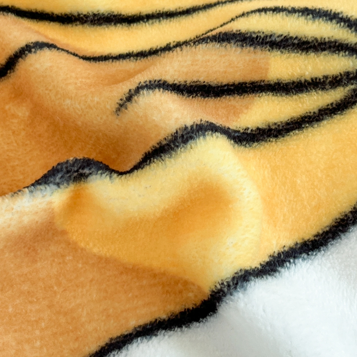 91家纺网 家纺一手货源 找家纺 金爱家 2025新品大版卡通平网数码印花加厚高克重牛奶绒皮卡丘系列四件套 绒大阪套件-俏皮皮卡丘