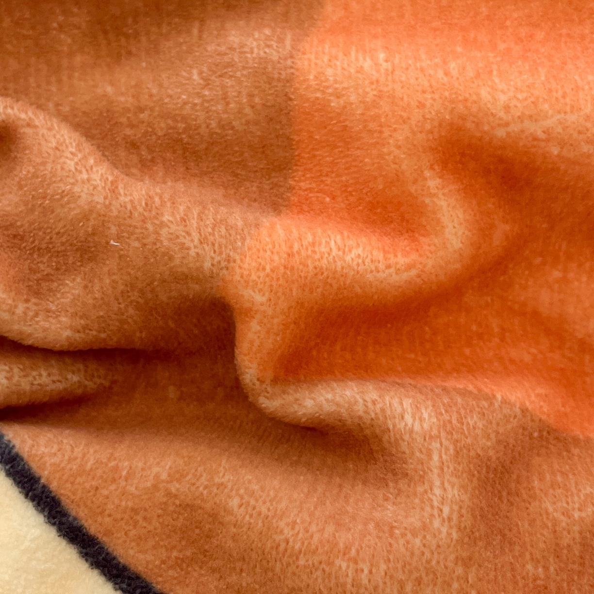 91家纺网 家纺一手货源 找家纺 金爱家 2025新品大版卡通平网数码印花加厚高克重牛奶绒皮卡丘系列四件套 绒大阪套件-喷火龙