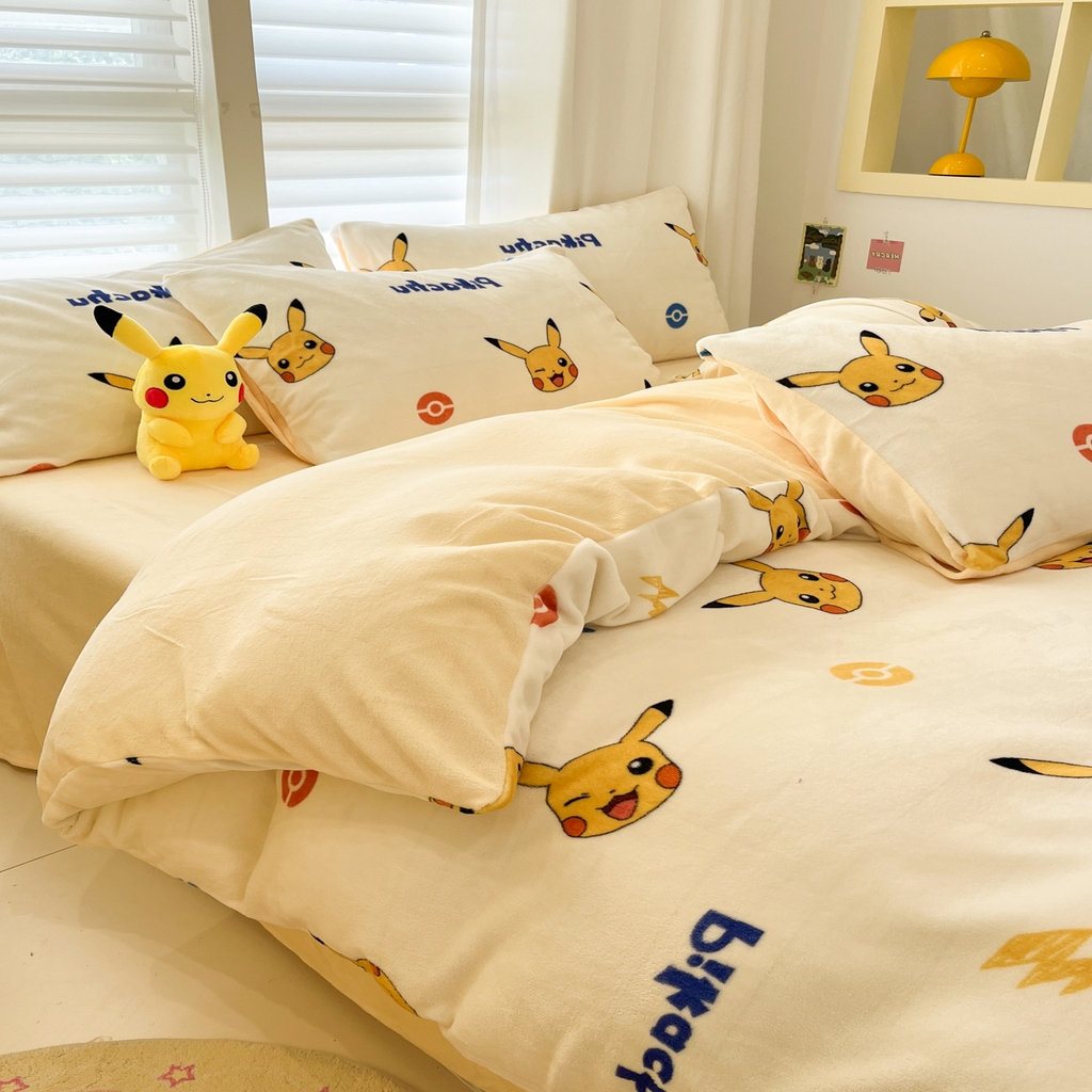 91家纺网 家纺一手货源 找家纺 金爱家 2025新品大版卡通平网数码印花加厚高克重牛奶绒皮卡丘系列四件套 绒小版-搞怪皮卡丘
