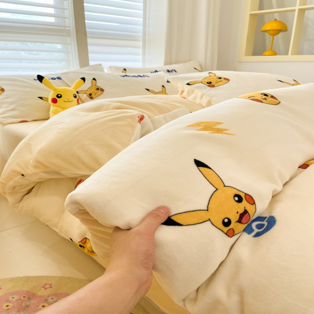 91家纺网 家纺一手货源 找家纺 金爱家 2025新品大版卡通平网数码印花加厚高克重牛奶绒皮卡丘系列四件套 绒小版-搞怪皮卡丘
