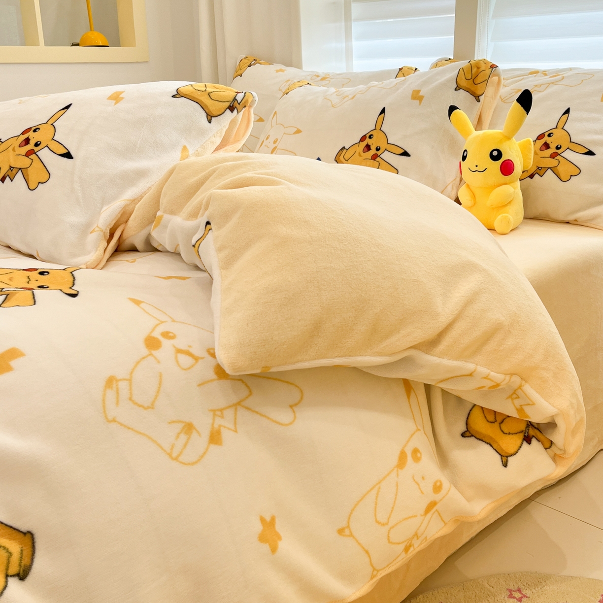 91家纺网 家纺一手货源 找家纺 金爱家 2025新品大版卡通平网数码印花加厚高克重牛奶绒皮卡丘系列四件套 绒小版-多彩皮卡丘