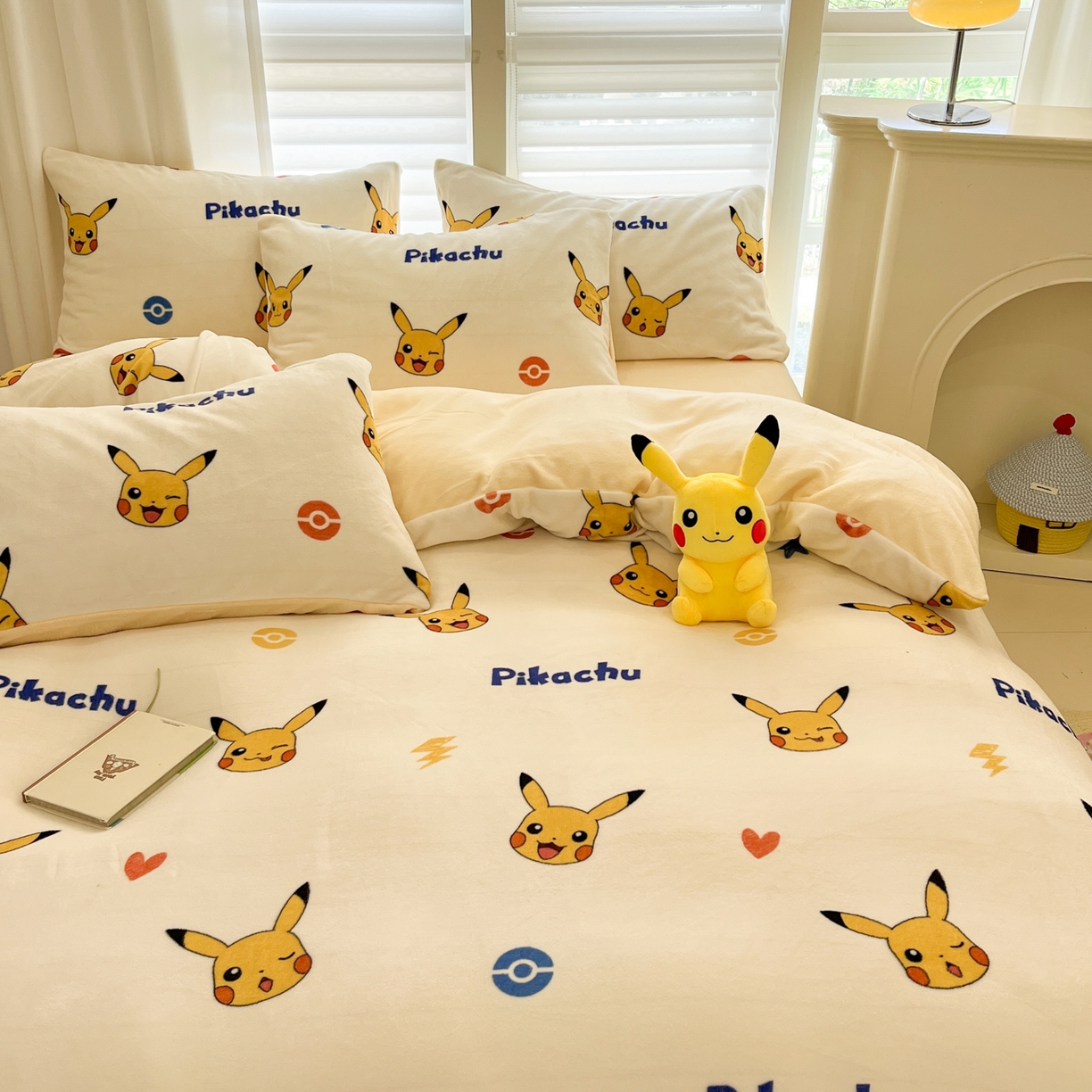 91家纺网 家纺一手货源 找家纺 金爱家 2025新品大版卡通平网数码印花加厚高克重牛奶绒皮卡丘系列四件套 绒小版-搞怪皮卡丘