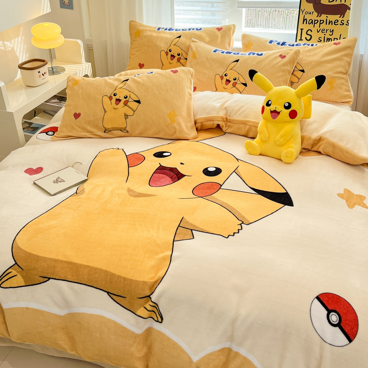 91家纺网 家纺一手货源 找家纺 金爱家 2025新品大版卡通平网数码印花加厚高克重牛奶绒皮卡丘系列四件套 绒大阪套件-爱心皮卡丘