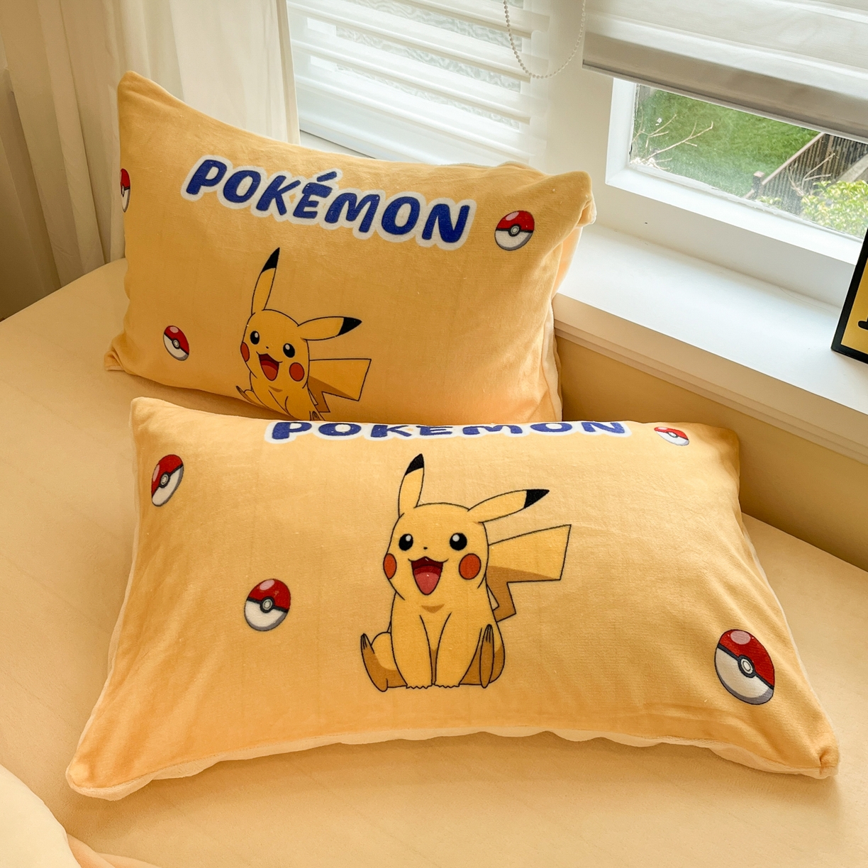 91家纺网 家纺一手货源 找家纺 金爱家 2025新品大版卡通平网数码印花加厚高克重牛奶绒皮卡丘系列四件套 绒大阪套件-俏皮皮卡丘