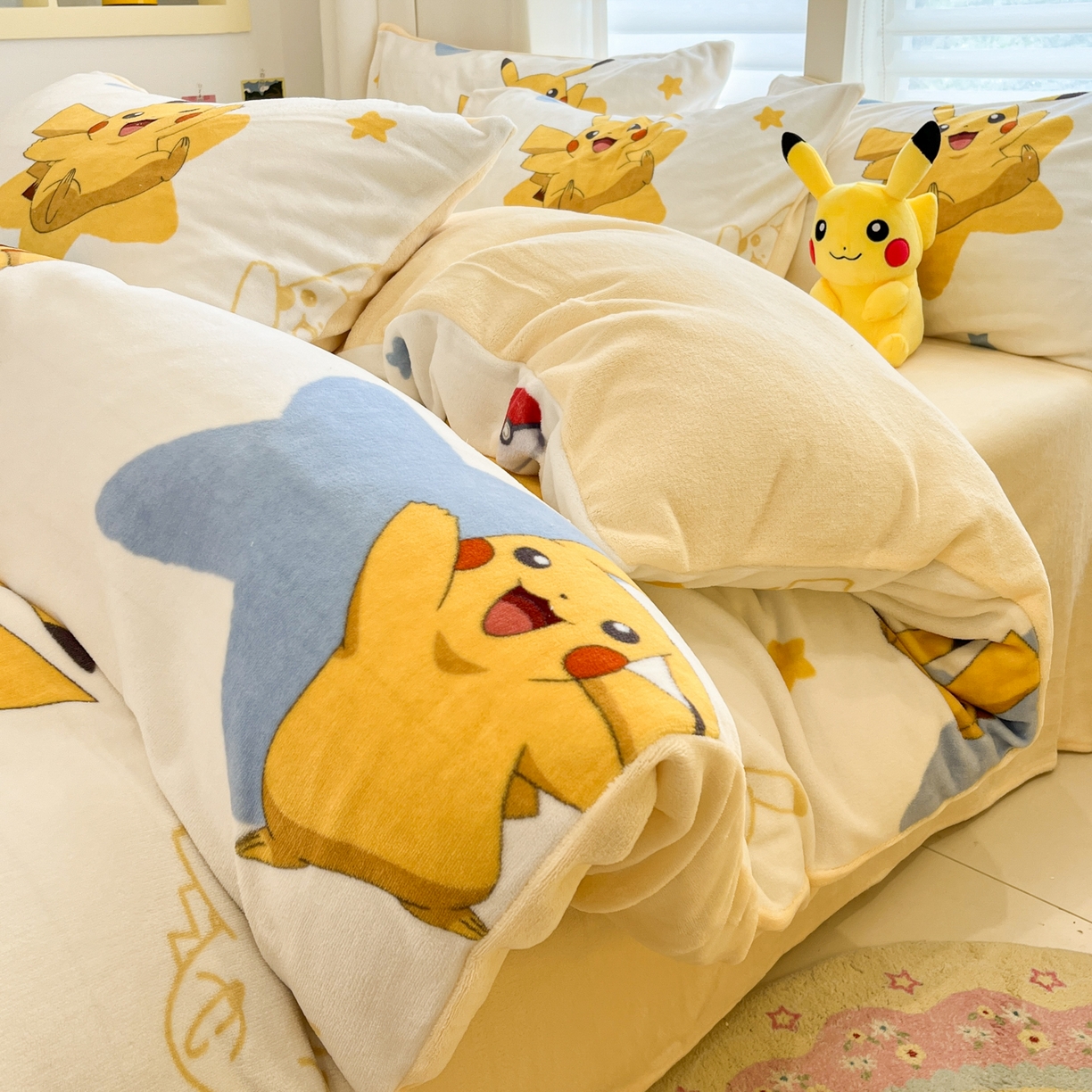 91家纺网 家纺一手货源 找家纺 金爱家 2025新品大版卡通平网数码印花加厚高克重牛奶绒皮卡丘系列四件套 绒小版-星星皮卡丘