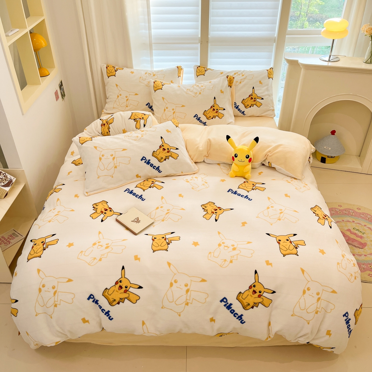 91家纺网 家纺一手货源 找家纺 金爱家 2025新品大版卡通平网数码印花加厚高克重牛奶绒皮卡丘系列四件套 绒小版-多彩皮卡丘