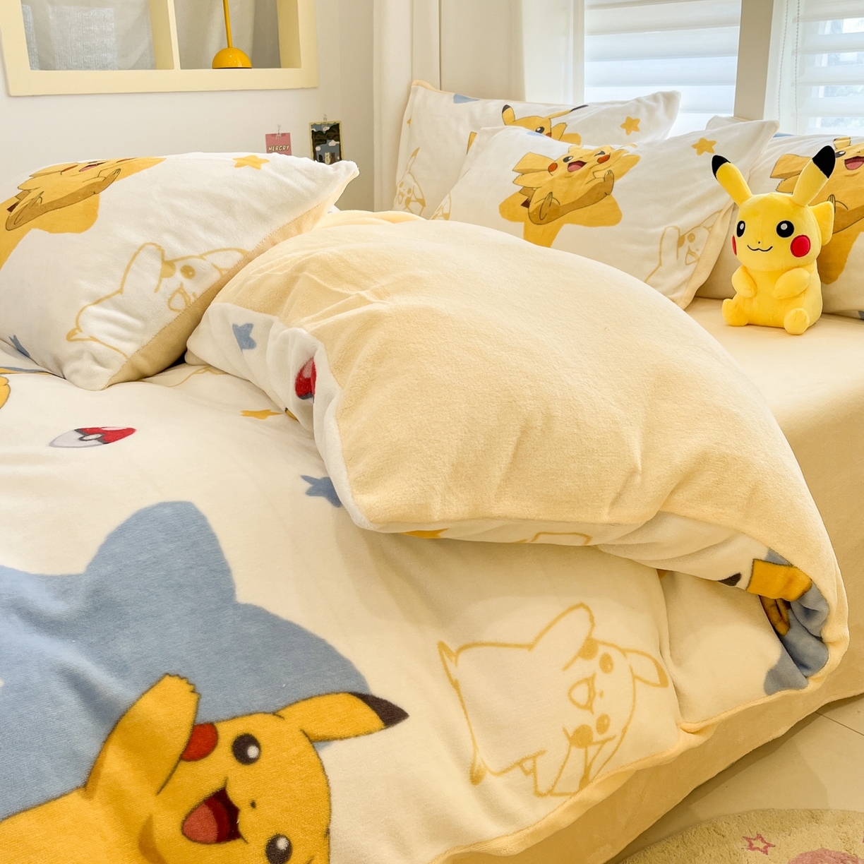 91家纺网 家纺一手货源 找家纺 金爱家 2025新品大版卡通平网数码印花加厚高克重牛奶绒皮卡丘系列四件套 绒小版-星星皮卡丘