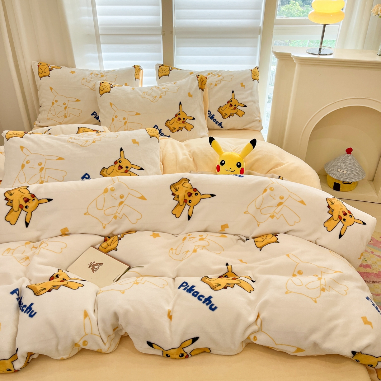 91家纺网 家纺一手货源 找家纺 金爱家 2025新品大版卡通平网数码印花加厚高克重牛奶绒皮卡丘系列四件套 绒小版-多彩皮卡丘