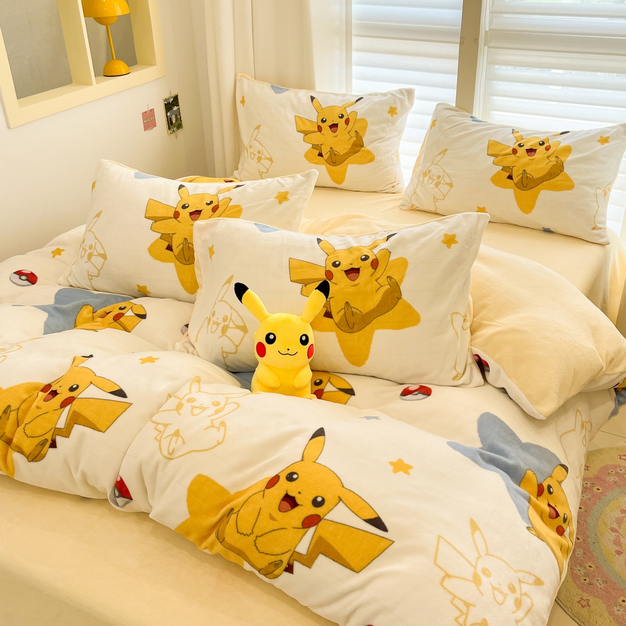 91家纺网 家纺一手货源 找家纺 金爱家 2025新品大版卡通平网数码印花加厚高克重牛奶绒皮卡丘系列四件套 绒小版-星星皮卡丘