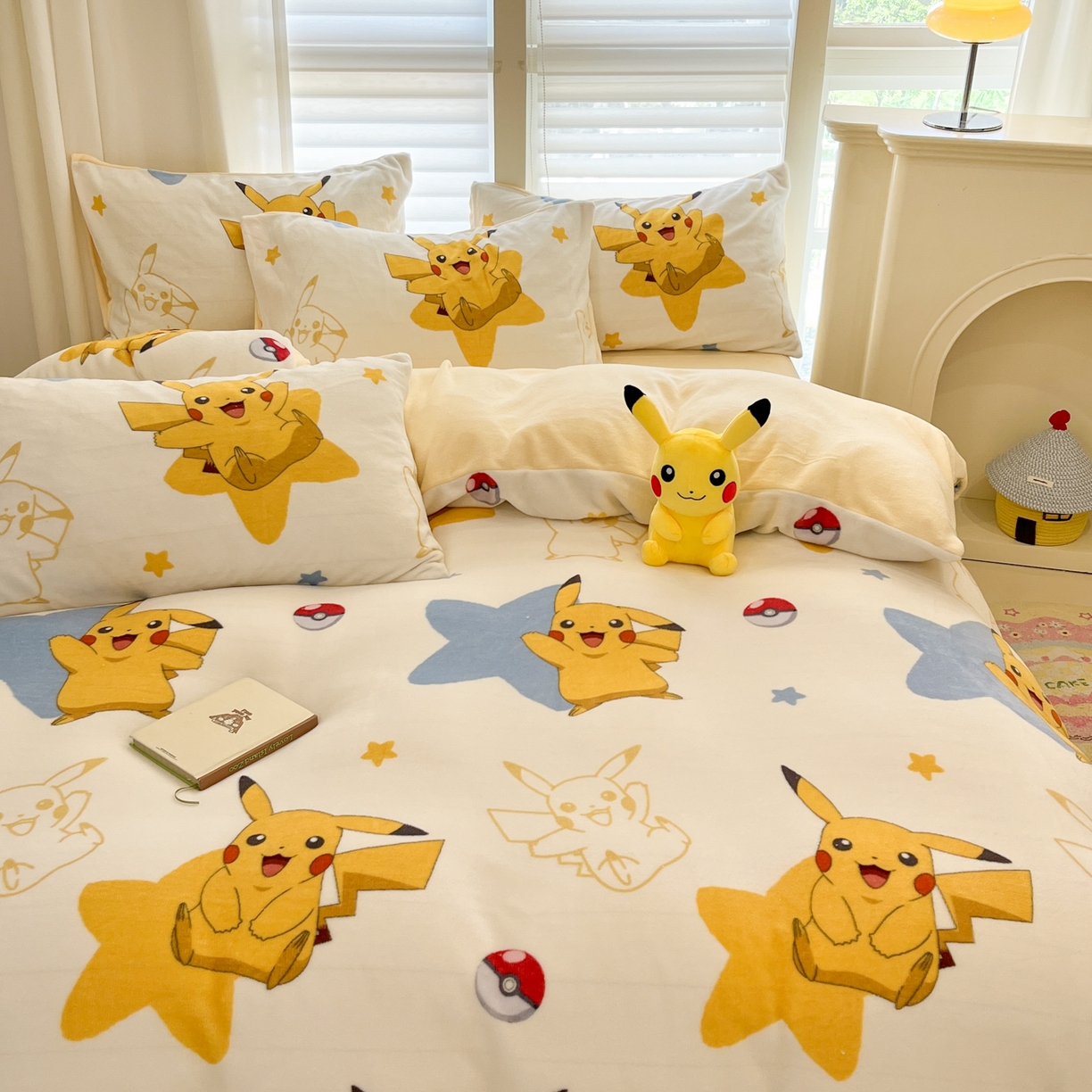 91家纺网 家纺一手货源 找家纺 金爱家 2025新品大版卡通平网数码印花加厚高克重牛奶绒皮卡丘系列四件套 绒小版-星星皮卡丘