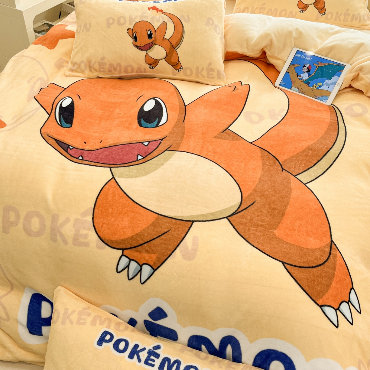 91家纺网 家纺一手货源 找家纺 金爱家 2025新品大版卡通平网数码印花加厚高克重牛奶绒皮卡丘系列四件套 绒大阪套件-喷火龙