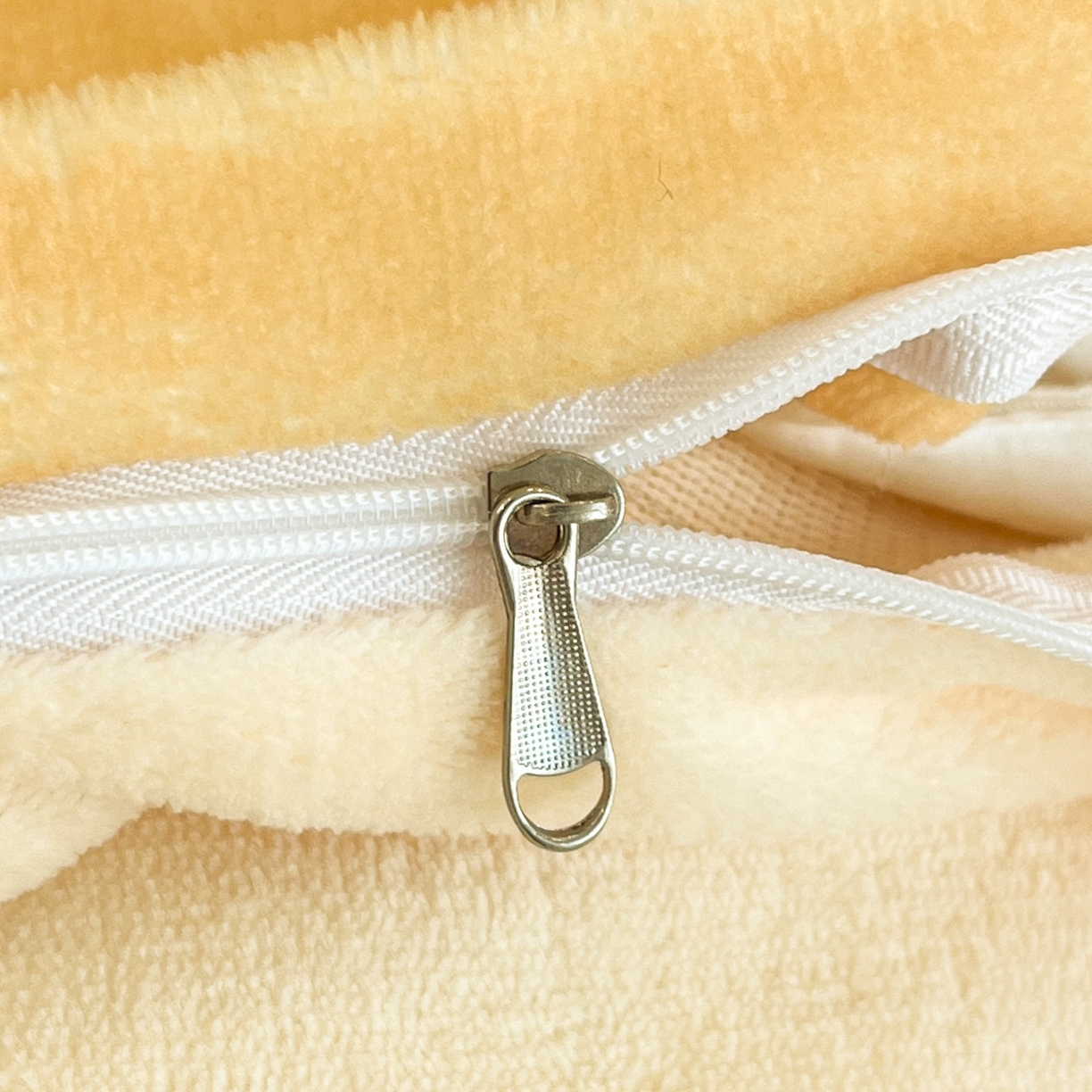 91家纺网 家纺一手货源 找家纺 金爱家 2025新品大版卡通平网数码印花加厚高克重牛奶绒皮卡丘系列四件套 绒大阪套件-爱心皮卡丘