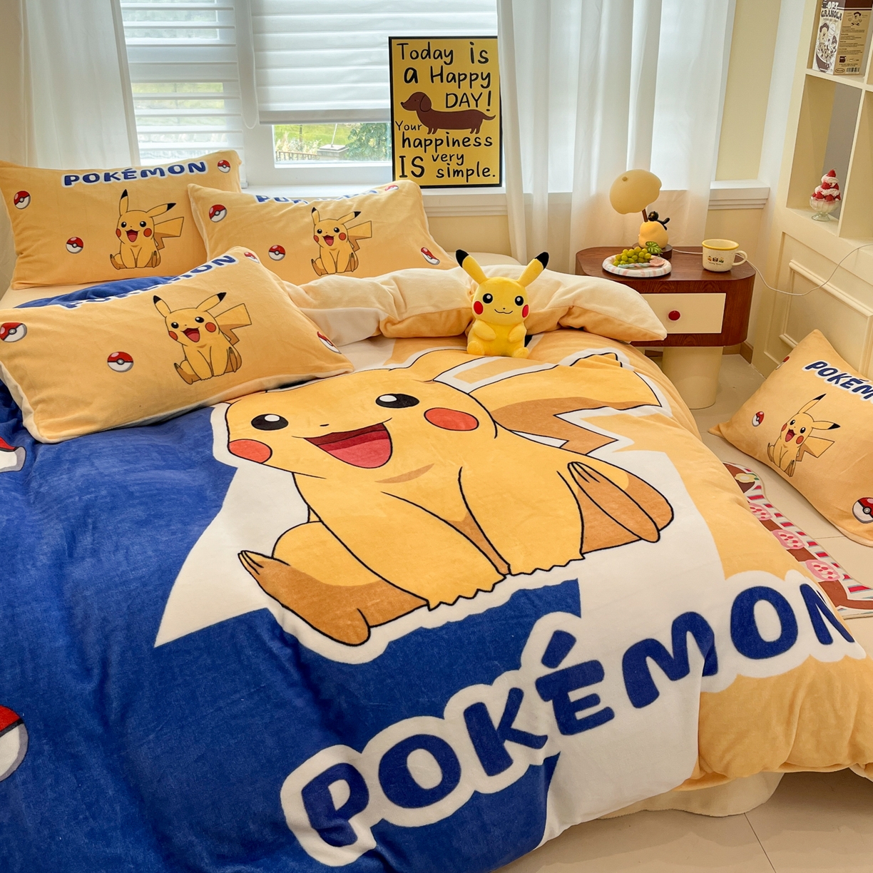 91家纺网 家纺一手货源 找家纺 金爱家 2025新品大版卡通平网数码印花加厚高克重牛奶绒皮卡丘系列四件套 绒大阪套件-俏皮皮卡丘
