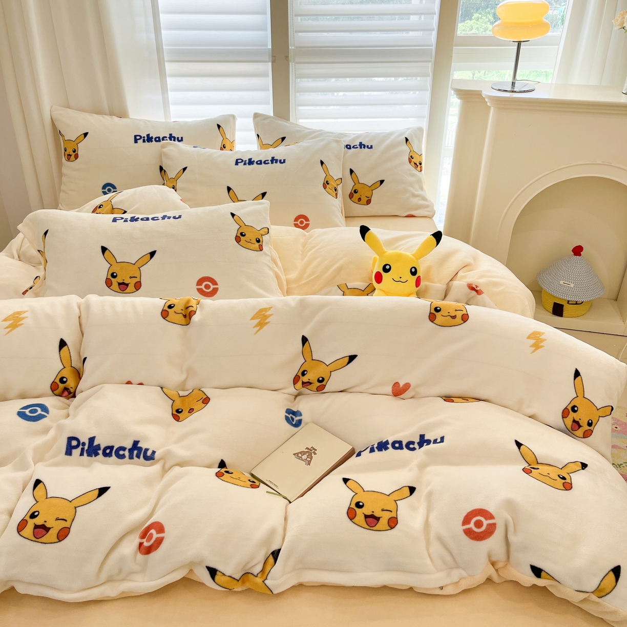 91家纺网 家纺一手货源 找家纺 金爱家 2025新品大版卡通平网数码印花加厚高克重牛奶绒皮卡丘系列四件套 绒小版-搞怪皮卡丘