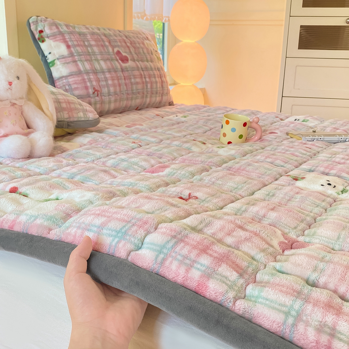 91家纺网 家纺一手货源 找家纺 眠势力 2025新款牛奶绒泡泡床垫加绒仿兔毛绒床褥子秋冬保暖珊瑚绒夹棉床护垫 格子小熊