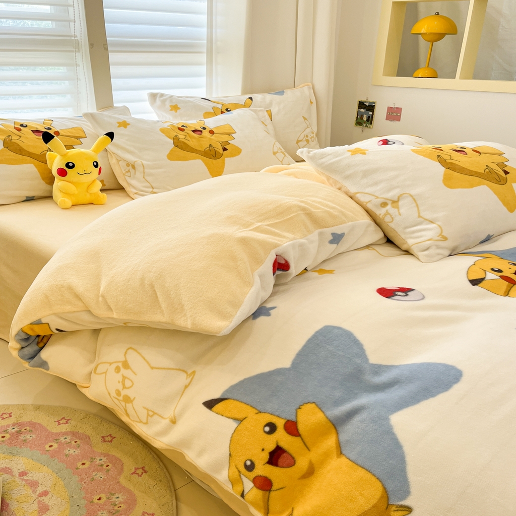91家纺网 家纺一手货源 找家纺 金爱家 2025新品大版卡通平网数码印花加厚高克重牛奶绒皮卡丘系列四件套 绒小版-星星皮卡丘