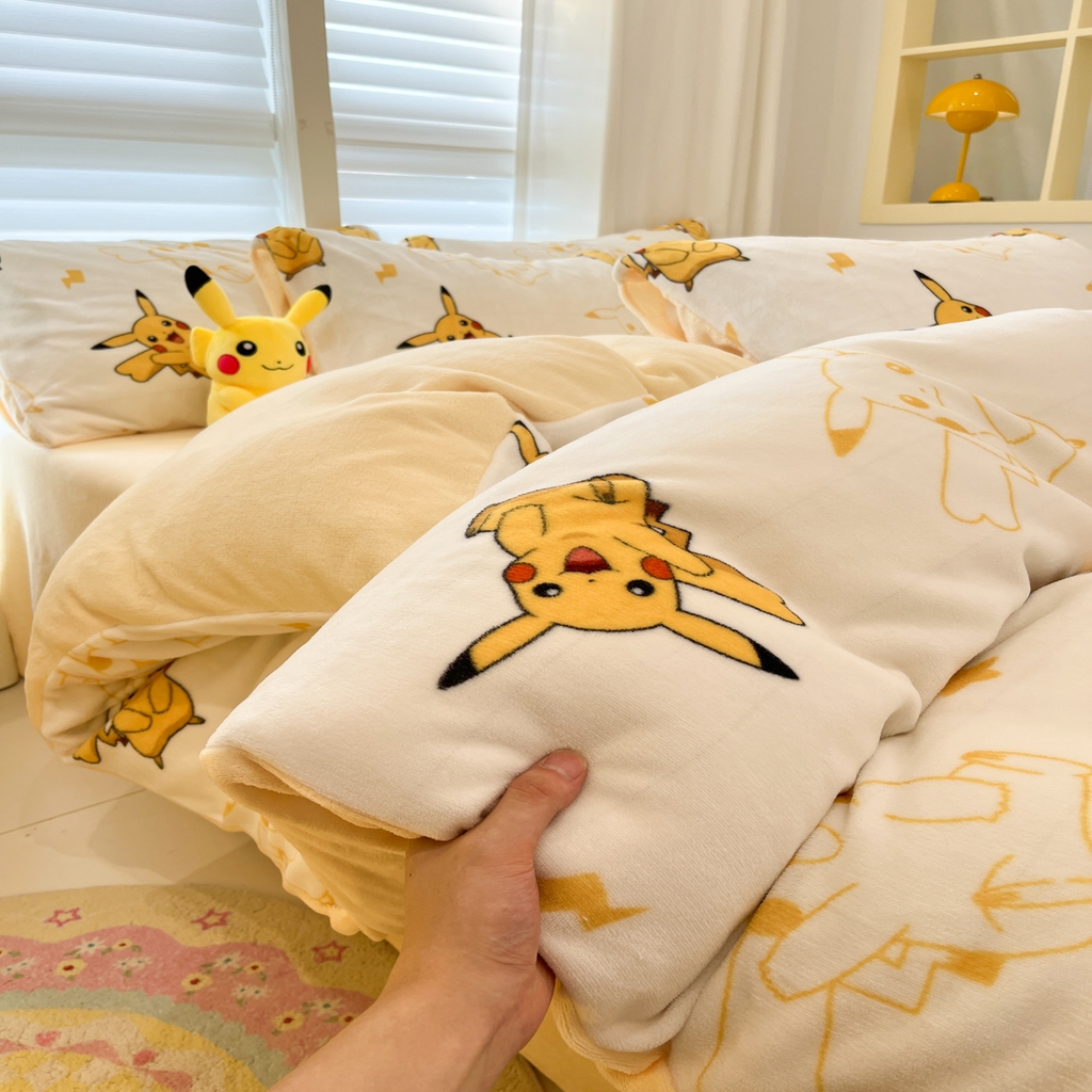 91家纺网 家纺一手货源 找家纺 金爱家 2025新品大版卡通平网数码印花加厚高克重牛奶绒皮卡丘系列四件套 绒小版-多彩皮卡丘