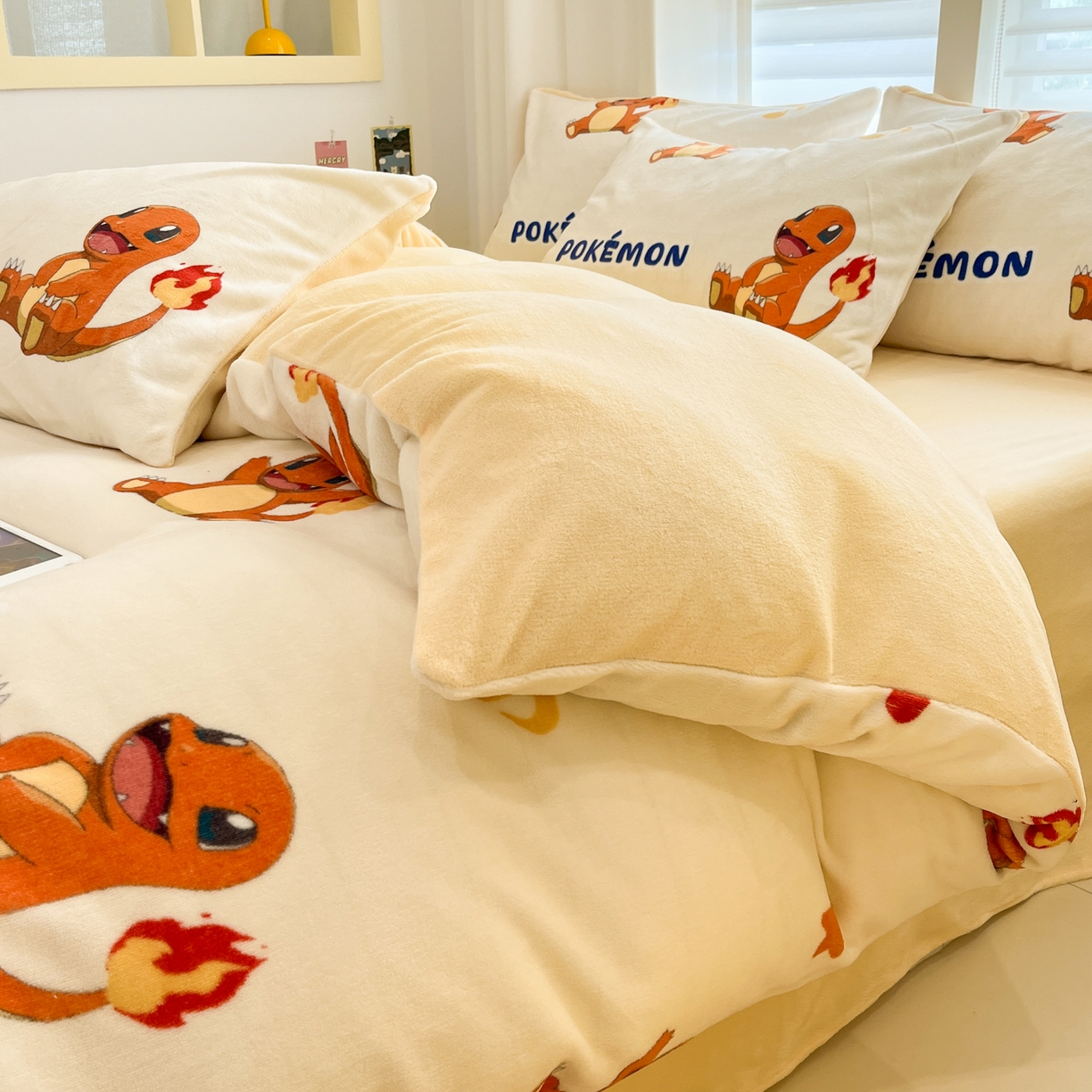91家纺网 家纺一手货源 找家纺 金爱家 2025新品大版卡通平网数码印花加厚高克重牛奶绒皮卡丘系列四件套 绒小版-开心喷火龙