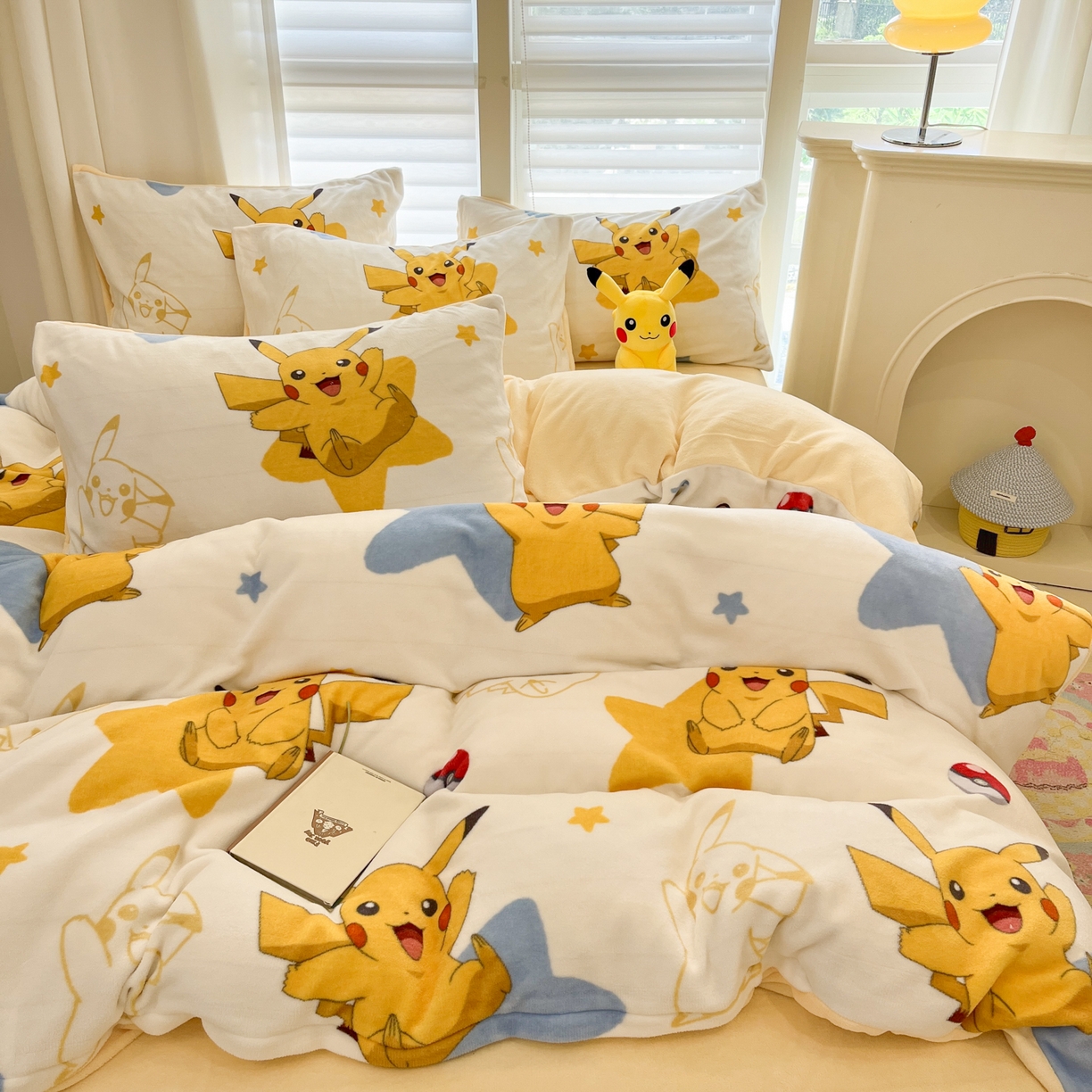 91家纺网 家纺一手货源 找家纺 金爱家 2025新品大版卡通平网数码印花加厚高克重牛奶绒皮卡丘系列四件套 绒小版-星星皮卡丘