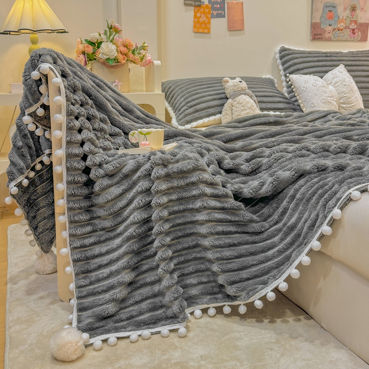 91家纺网 家纺一手货源 找家纺 （总）眠势力 2025新款高克重毛毯抽条兔毛绒毯子多功能小球球加厚雪球盖毯