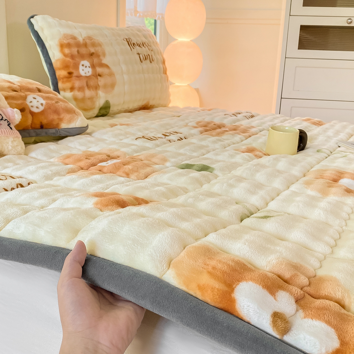 91家纺网 家纺一手货源 找家纺 眠势力 2025新款牛奶绒泡泡床垫加绒仿兔毛绒床褥子秋冬保暖珊瑚绒夹棉床护垫 花样年华