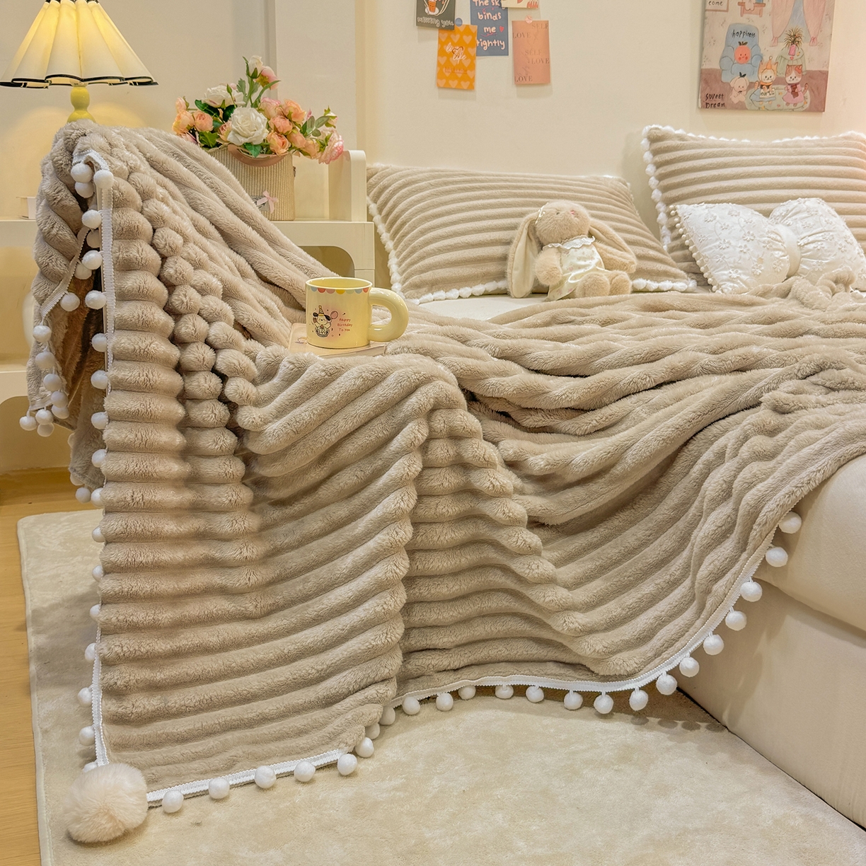 91家纺网 家纺一手货源 找家纺 （总）眠势力 2025新款高克重毛毯抽条兔毛绒毯子多功能小球球加厚雪球盖毯