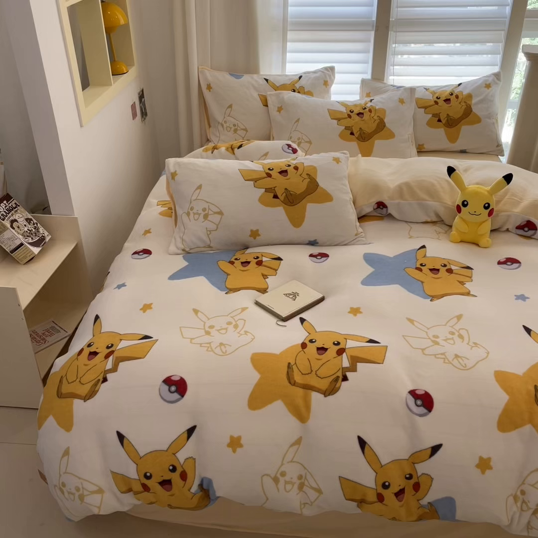 91家纺网 家纺一手货源 找家纺 金爱家 2025新品大版卡通平网数码印花加厚高克重牛奶绒皮卡丘系列四件套 绒小版-星星皮卡丘