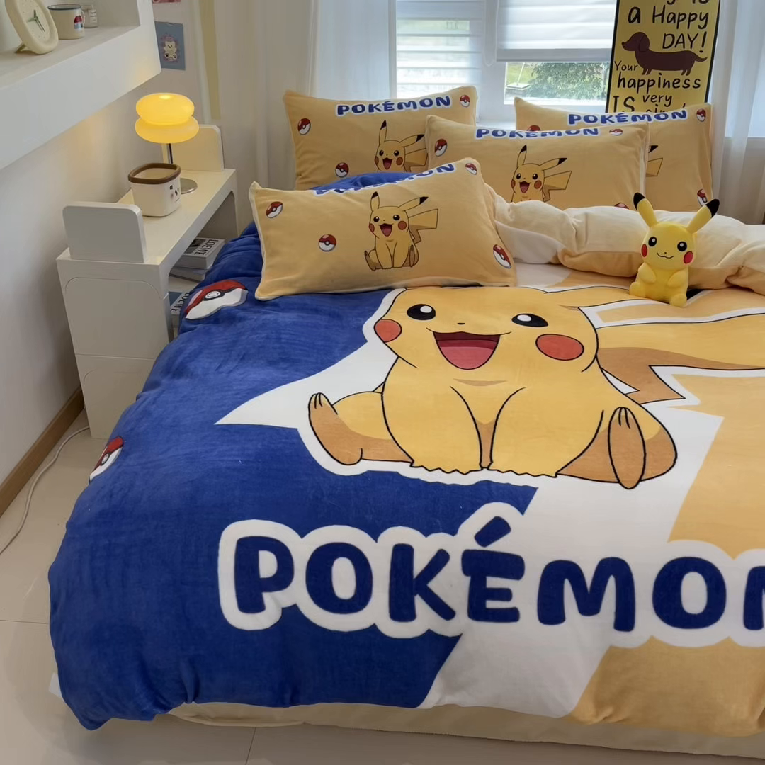 91家纺网 家纺一手货源 找家纺 金爱家 2025新品大版卡通平网数码印花加厚高克重牛奶绒皮卡丘系列四件套 绒大阪套件-俏皮皮卡丘