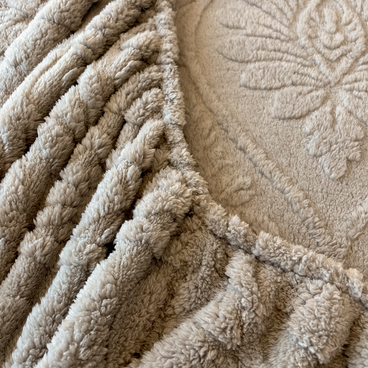 91家纺网 家纺一手货源 找家纺 乐家欣 2025新款提花塔芙绒床笠床笠单件单床笠-繁花系列 繁花-月影灰