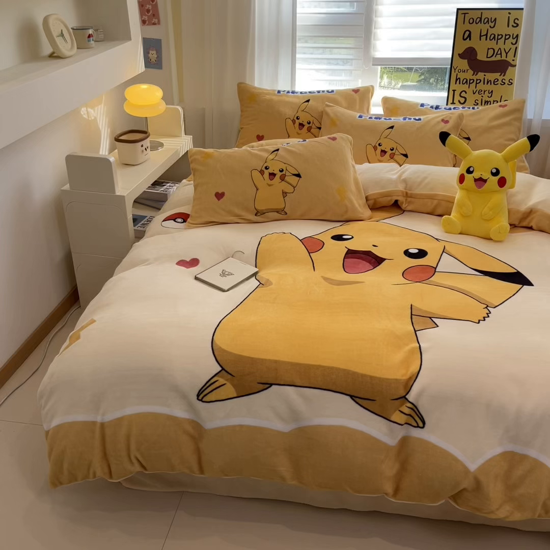 91家纺网 家纺一手货源 找家纺 金爱家 2025新品大版卡通平网数码印花加厚高克重牛奶绒皮卡丘系列四件套 绒大阪套件-爱心皮卡丘