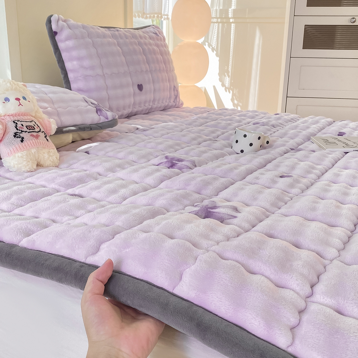 91家纺网 家纺一手货源 找家纺 眠势力 2025新款牛奶绒泡泡床垫加绒仿兔毛绒床褥子秋冬保暖珊瑚绒夹棉床护垫 罗曼情节