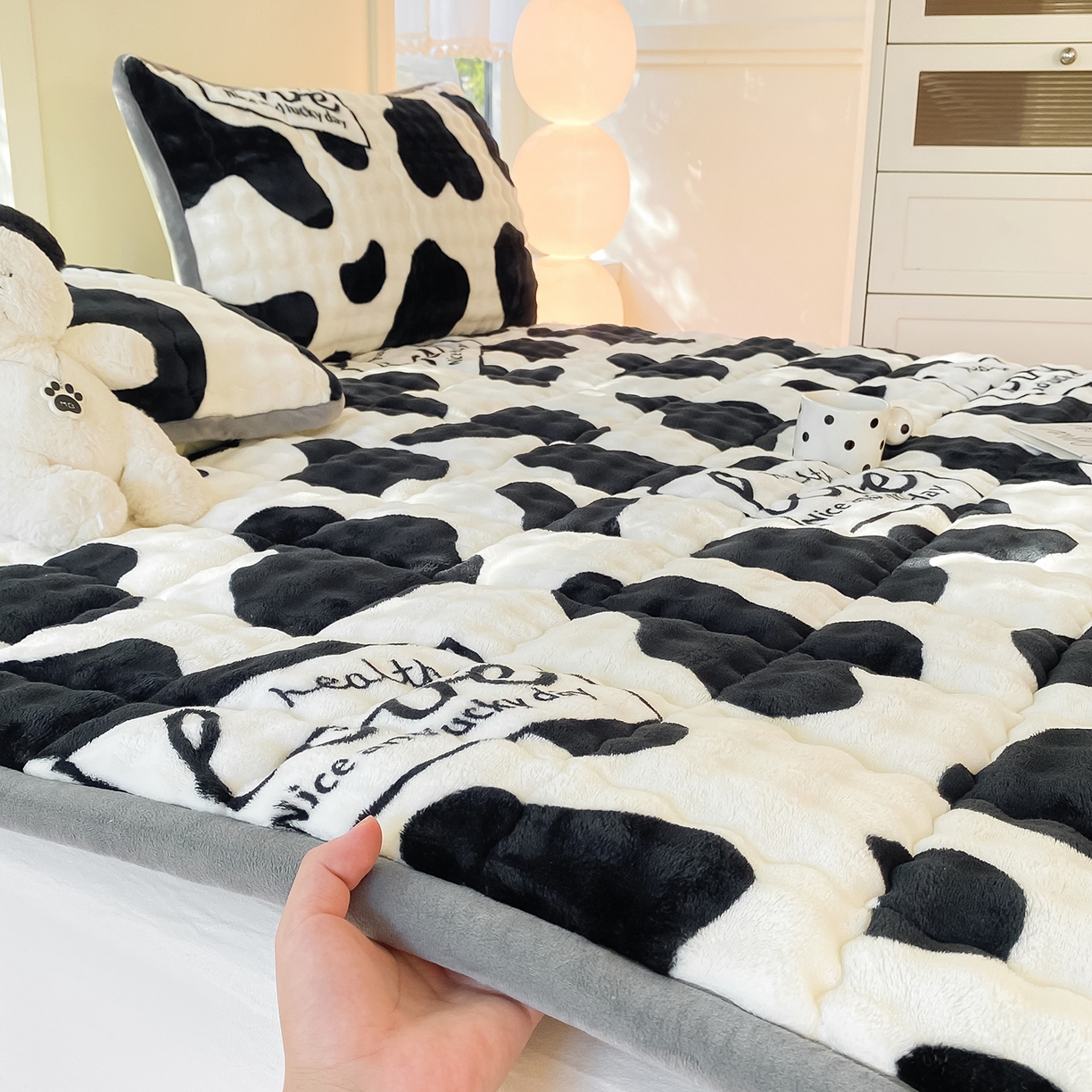 91家纺网 家纺一手货源 找家纺 眠势力 2025新款牛奶绒泡泡床垫加绒仿兔毛绒床褥子秋冬保暖珊瑚绒夹棉床护垫 奶牛