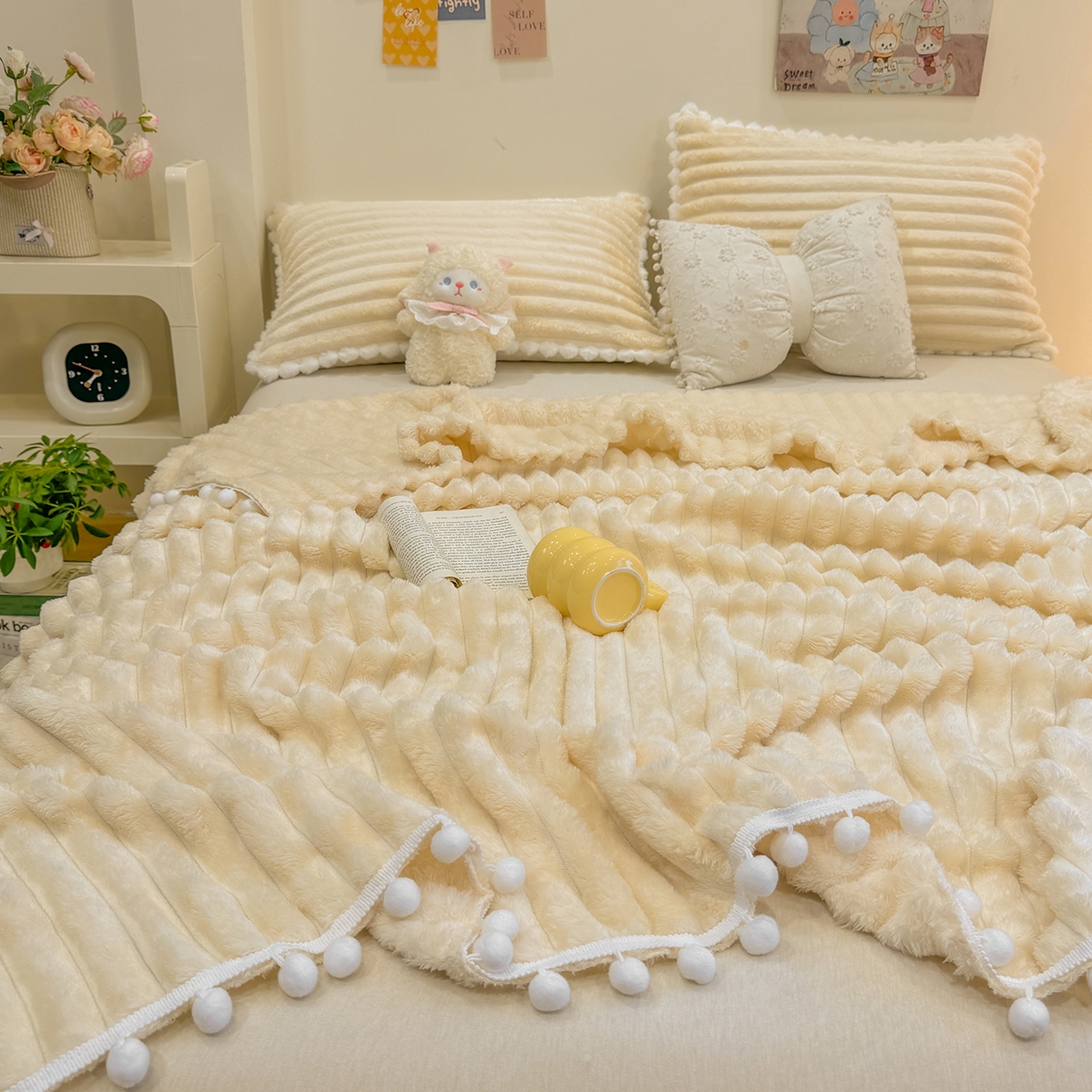 91家纺网 家纺一手货源 找家纺 眠势力 2025新款高克重毛毯抽条兔毛绒毯子多功能小球球加厚雪球盖毯 云朵雪球毯-米