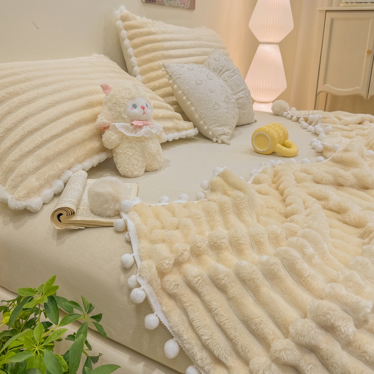 91家纺网 家纺一手货源 找家纺 眠势力 2025新款高克重毛毯抽条兔毛绒毯子多功能小球球加厚雪球盖毯 云朵雪球毯-米