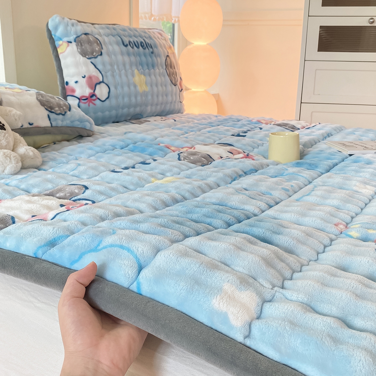 91家纺网 家纺一手货源 找家纺 眠势力 2025新款牛奶绒泡泡床垫加绒仿兔毛绒床褥子秋冬保暖珊瑚绒夹棉床护垫 趴趴狗