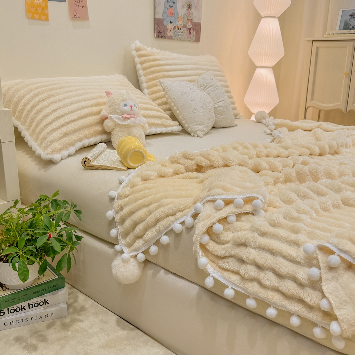 91家纺网 家纺一手货源 找家纺 眠势力 2025新款高克重毛毯抽条兔毛绒毯子多功能小球球加厚雪球盖毯 云朵雪球毯-米