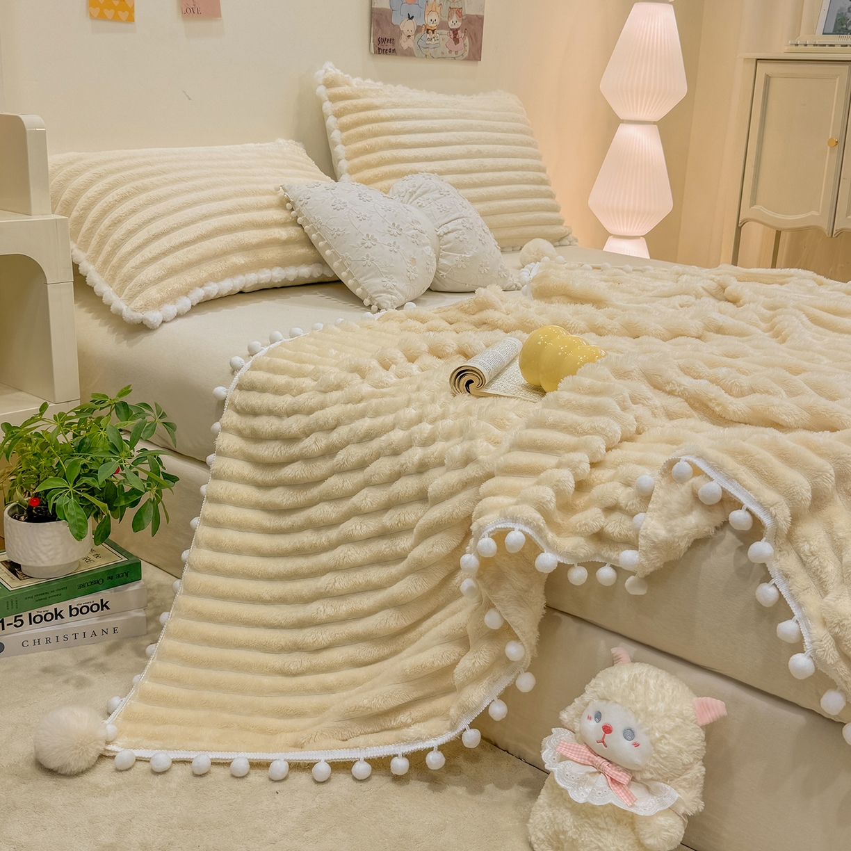 91家纺网 家纺一手货源 找家纺 眠势力 2025新款高克重毛毯抽条兔毛绒毯子多功能小球球加厚雪球盖毯 云朵雪球毯-米
