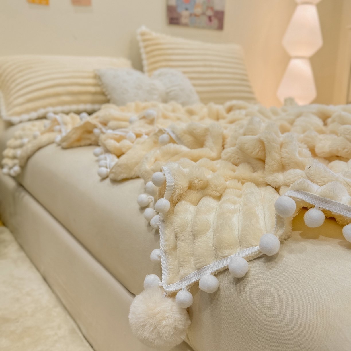 91家纺网 家纺一手货源 找家纺 眠势力 2025新款高克重毛毯抽条兔毛绒毯子多功能小球球加厚雪球盖毯 云朵雪球毯-米